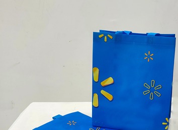 礼品袋材质多样，塑料、纸制、布各有特色，满足消费者日益提高的要求，烘托礼品氛围