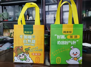 纸张、PVC镭射膜等材质手提袋：厂商盛物、送礼佳选，西方时尚人士当包搭配
