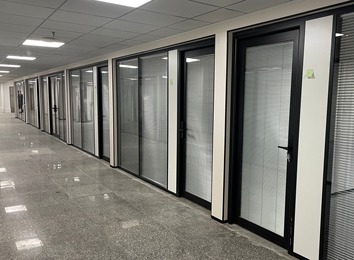 环保便捷！双玻百叶玻璃隔断，全钢化玻璃与全铝型材搭配，隔音保温又提升采光