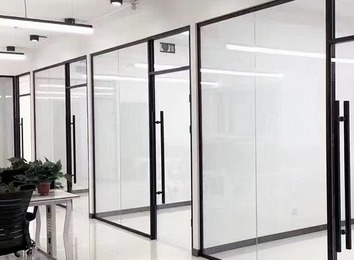 办公室玻璃隔断：高隔断与低隔断的选择，高隔间时尚高雅展现企业文化