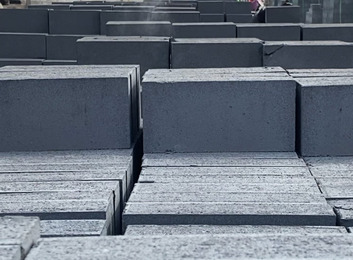 一站式装饰服务：涵盖室内外墙面、家装，打造古镇街景、影视基地及各类特色空间