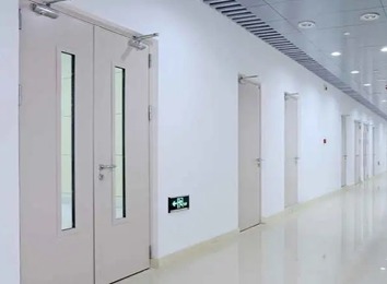 钢质防火门：用于建筑关键位置，兼具人员通行功能，火灾时阻火隔烟并密封