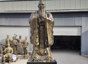 《孔子像》雕塑：孔子长袍拱手沉静肃穆，秃笔写衣纹形神毕现，设色浅淡韵味高雅
