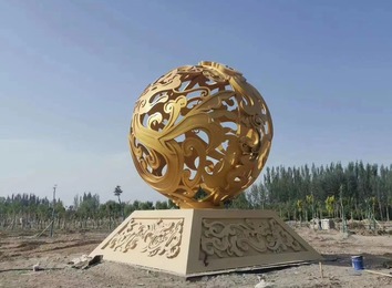不锈钢雕塑：因耐腐优越性成常见城市雕塑，众多城市偏爱以此为材料打造景观