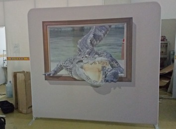 精选经编布高清转印制作，颜色鲜亮展示佳，多尺寸适用路演、会议、产品展示，方便携带易安装