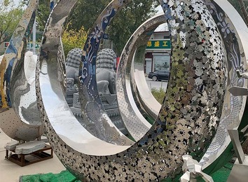 景区雕塑：区别摆件类雕塑，形体大、契合公共审美且具强防风雨紫外线能力的艺术形式