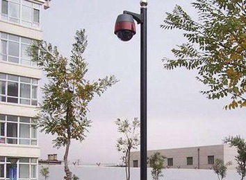 监控杆制作标准及安装要求：高度6米横臂1米，接地电阻小于4欧，正确放置预埋件