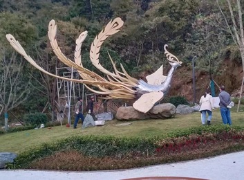 景观雕塑：区别摆件类雕塑，形体大、符合公共审美，材质需防风雨紫外线