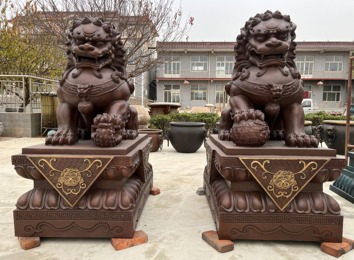铜狮子雕塑：威风凛凛镇魔驱煞，象征富贵吉祥，是企业创业进取镇家之宝