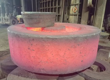 自由锻：用通用工具与锻造设备，热锻加工小批量锻件，含多道基本工序