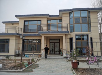 商品房政策前单位集资自建房解决员工居住，城市化下城镇土地紧张，自建房未来或减少