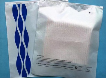 服装袋：常见塑料与环保无纺布材质，依企业需求定做，外型多样助力品牌宣传