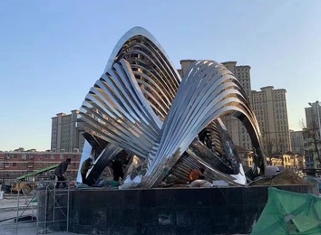 广场雕塑：仅次于常见雕塑类型，适用于园林广场，造型抽象且观赏价值高受大众喜爱