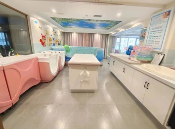 新生儿皮肤娇弱需常洗澡：防感染、清污垢，促进新陈代谢与血液循环