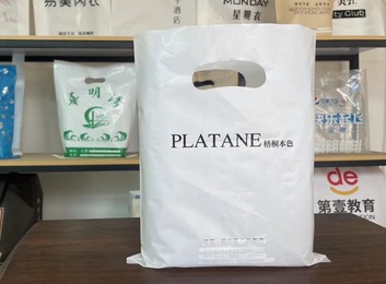 常用食品塑料袋：聚乙烯无毒可装食品，聚氯乙烯含有害添加剂不宜盛装食品