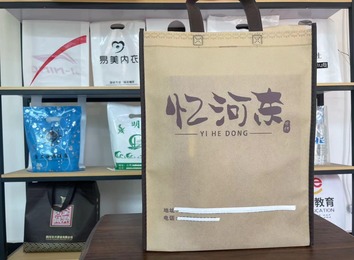 无纺布手提袋：绿色耐用之选，透气可洗能印广告，成各行业宣传赠品与包装新宠