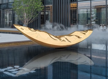 景观雕塑：户外景观艺术典范，造型分写实与抽象，材质多样满足公共审美与防护需求