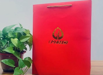 精品白卡纸打造全品类手提袋，颜色精美品质卓越，免费设计定制印刷，出货及时，欢迎咨询！