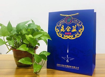 全品类手提袋包装，选用精品白卡纸，颜色精美品质卓越，免费设计定制印刷，出货及时等您咨询！