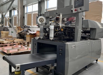 自动送料、定位、贴角、出料，一次完成盒胚四角粘贴，贴角质量稳定的设备来袭