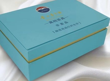 自动送料定位贴角出料，一次完成盒胚四角粘贴，贴角质量稳定的高效设备