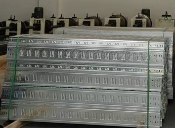 凹凸瓦楞与冷热空气交换散热结构，让桥架内电缆导电体热量充分散发