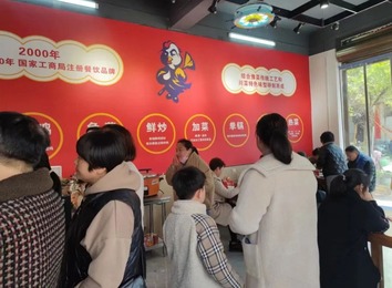 扶持：涵盖物质与无形支持，含一对一及集体形式，还有控股股东资源分享渡难关含义