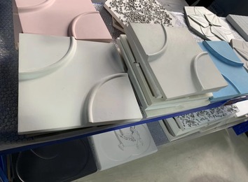 GRC：以耐碱玻璃纤维与水泥砂浆制成，借多样模具造型，广泛用于建筑立面的复合材料