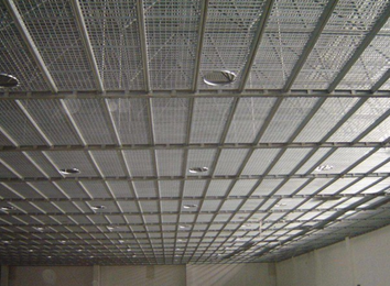 吊顶钢格板：兼具承载与装饰性，由多材质经多工序制成的工业品与工艺品
