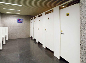 金属板卫生间隔断：现代感强、平整不变形，耐撞耐磨，蜂窝芯材保温吸音隔热！