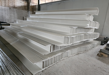 虹鑫建材PVC水槽规格多样，安装有要求，适用于多领域，具备防火防腐等诸多优点