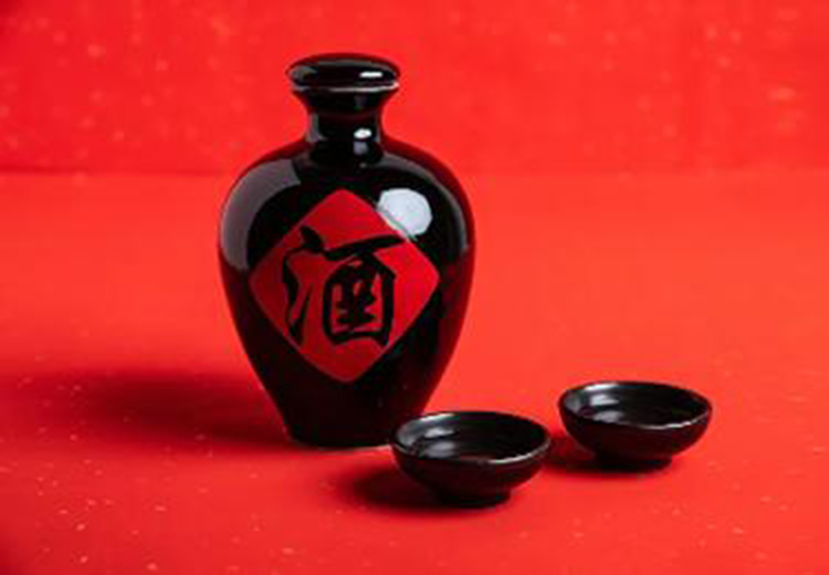 白酒——传统佳酿的魅力，承载千年文化底蕴，品味醇厚口感，领略岁月沉淀的独特风情