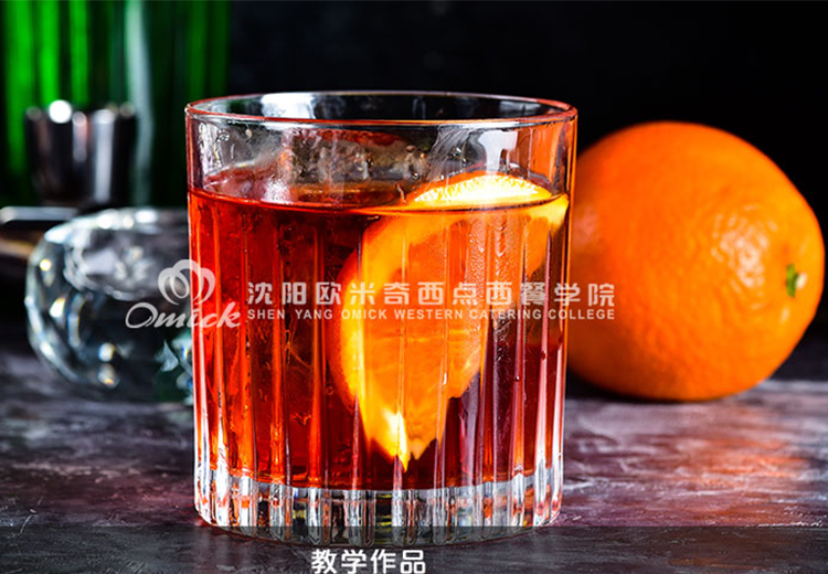 情景式小班调酒教学：1:1模拟酒吧场景，用原料，紧跟潮流，严格考核学真技艺