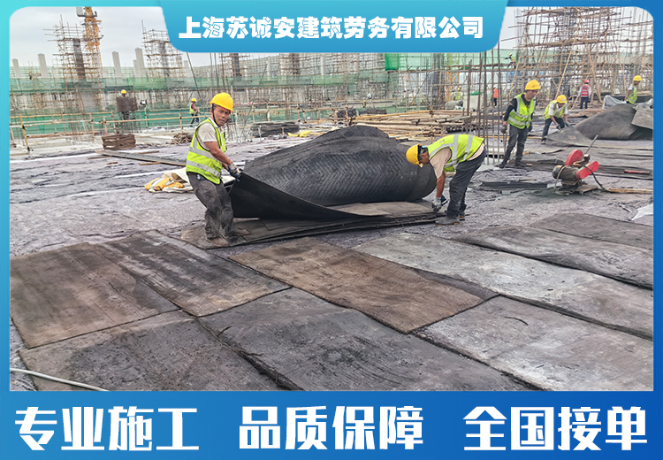 金刚砂地坪：工业厂房与物流仓储，橡胶板防护耐磨耐用，降成本保环境