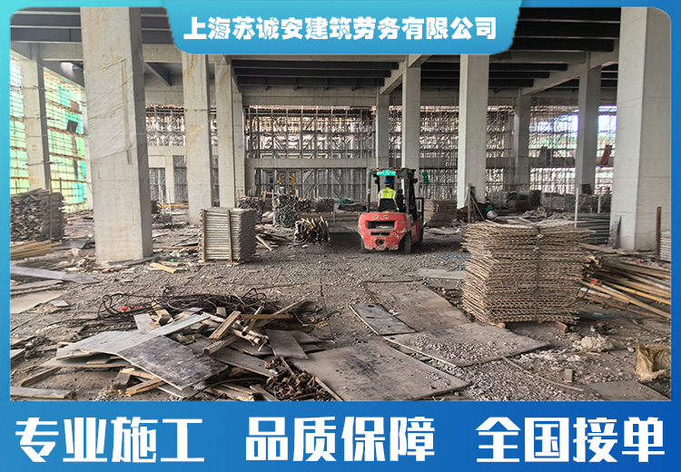 金刚砂地坪：工业厂房物流仓储好选择，橡胶板防护耐磨耐糙，降成本保安全