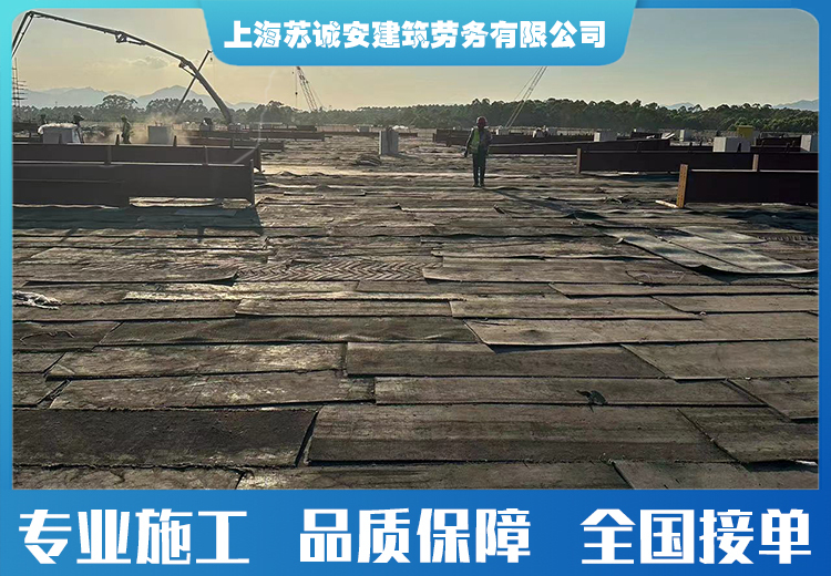 金刚砂地坪：工业与仓储常用之选，橡胶板防护耐磨耐用，降低成本保环境安全