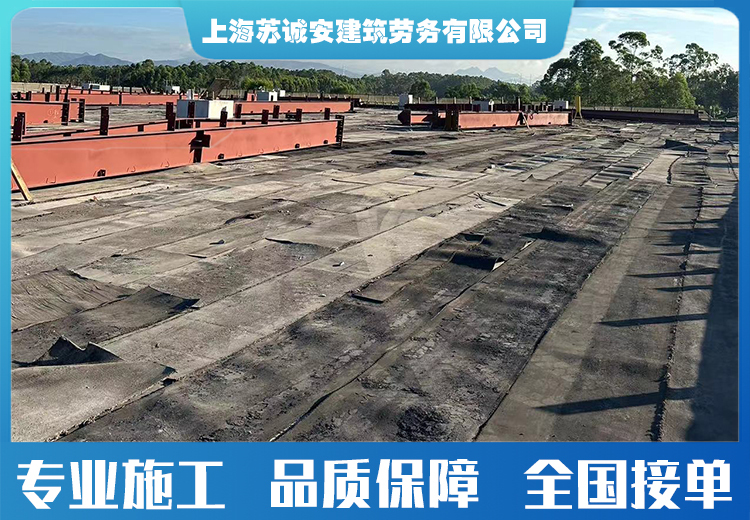 金刚砂地坪：工业厂房与物流仓储，橡胶板防护耐磨耐糙，降成本延寿命保环境