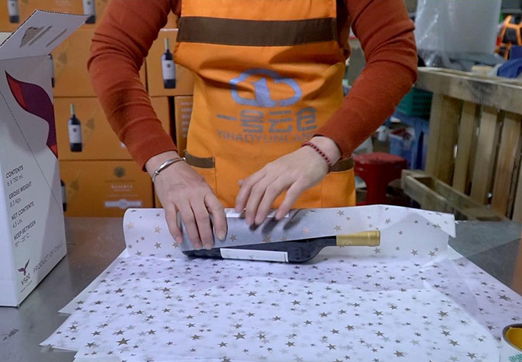 一站式仓内增值服务：贴中文标、胶纸封箱、瓶口蜡封、换箱及打木架等解决方案