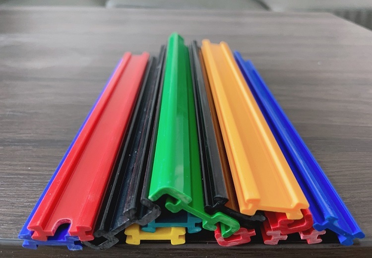 主营PVC工具滑条、ABS管等多样塑料制品，涵盖透明管、小旗杆等各系列产品