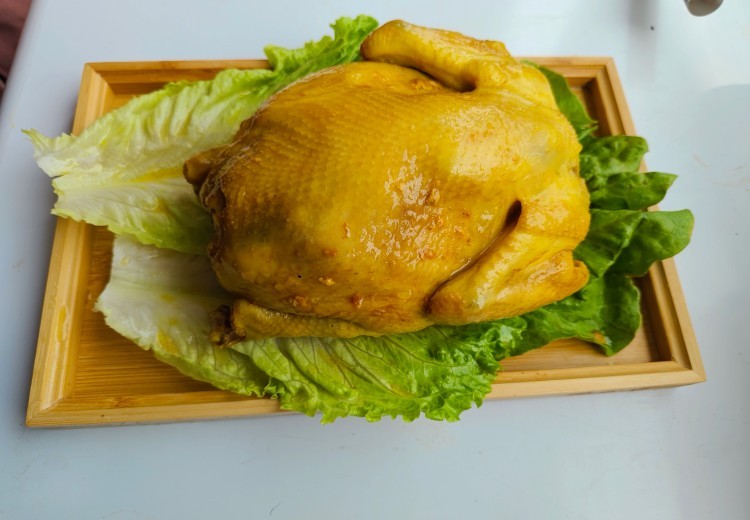 精选优质鸡肉搭配珍贵食材，精心蒸制鲜嫩多汁蒸鸡，美味滋补适合全年龄段！