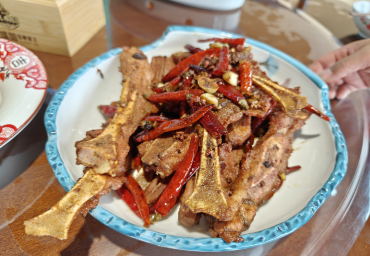 手抓扇子骨，精选上乘食材独特腌制，高温烹制外皮脆内肉嫩，手抓吃肉乐趣足！