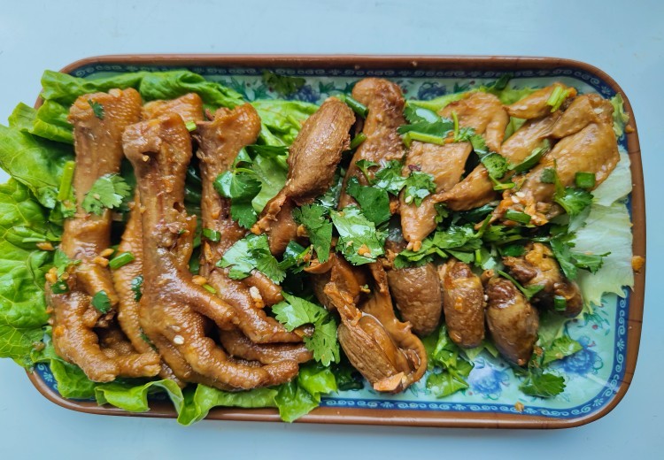 精选鸡爪鸭翅，传统卤制工艺！卤汁浓郁醇厚，鸡爪软糯Q弹、鸭翅紧实有嚼劲，休闲美味零食