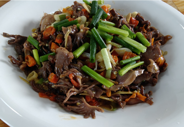 精心甄选鲜羊杂，独特干锅烹饪，口感丰富有嚼劲，香辣入味越煮越香，尽享羊杂独特魅力！