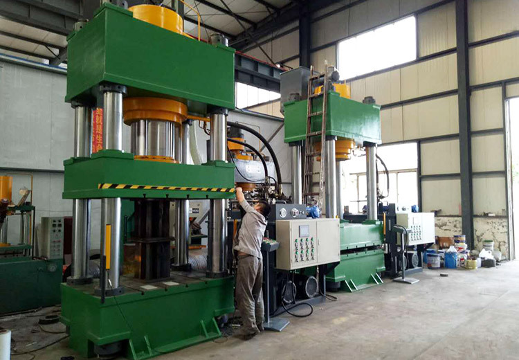 可灵活调整参数的系列产品：实现定压定程工艺，工作台顶出装置用于成型与顶出制品