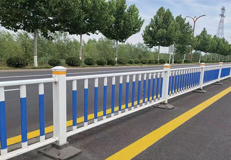 市政护栏：公路中间防护屏障，防穿越保安全，具备防腐抗晒耐候特点，多种防腐形式可选
