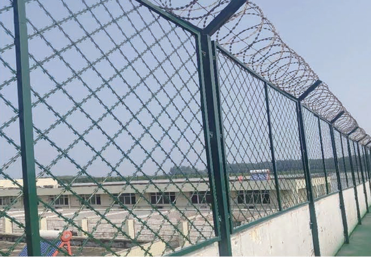 监狱护栏：V型支架立柱搭配刀片刺网，具备高强度、抗剪切与防攀爬特性