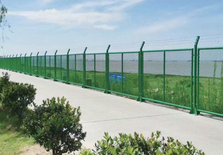 可定制不同样式尺寸的河道防护网，适用于池塘围界与河道两侧，安装不受地形限制，寿命长