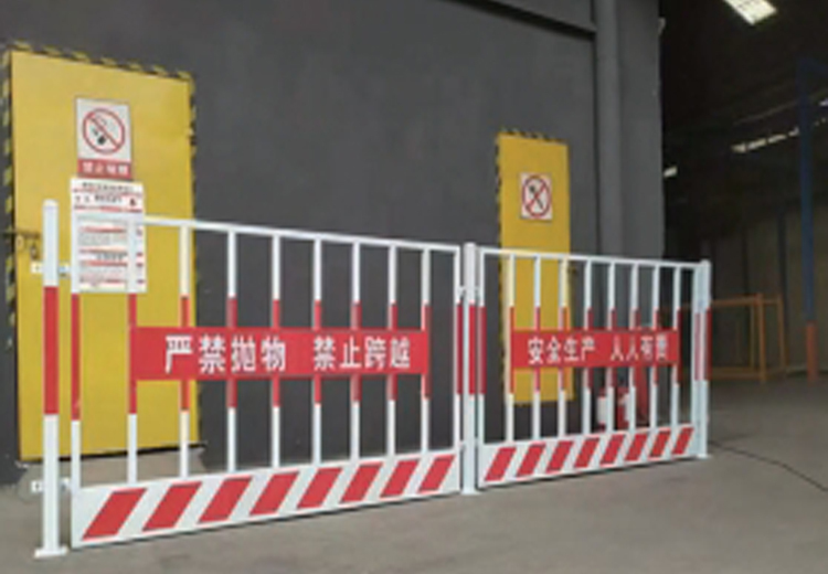 基坑围栏网：竖管与网片样式可选，多规格定制，具分隔阻拦警示美化功能