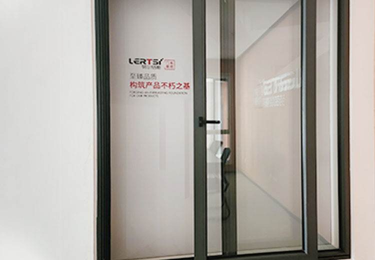 劳尔门窗：10000㎡生产基地实力雄厚，传承德国技术，多层检验保障门窗品质