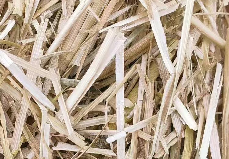 优质小麦秸秆饲料：经揉丝切断、除尘压块工艺，富含粗蛋白，适用于牛羊马等反刍动物